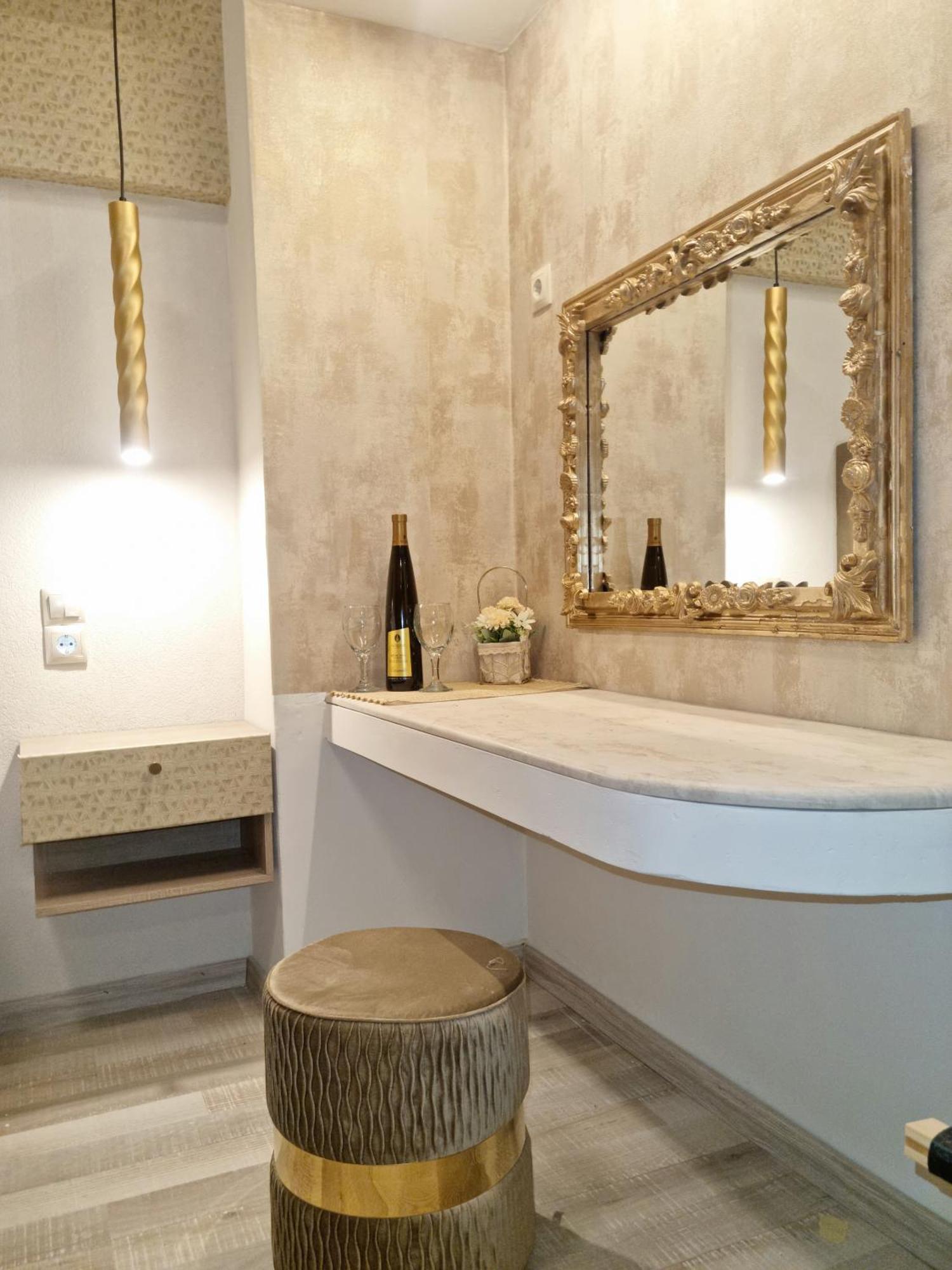 Golden City Center Suites Rhodes City Room photo